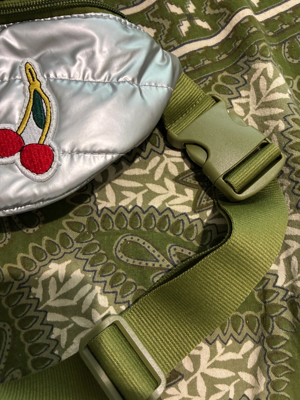 The Perfect Marc Jacobs Metallic Silver Quilted Belt Bag. NWT. Green adjust belt - Picture 4 of 13